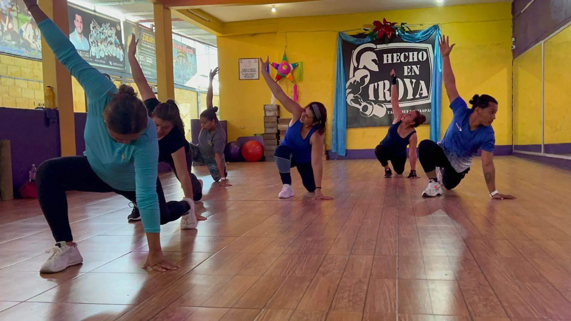 Personas haciendo ejercicio en el gimnasio